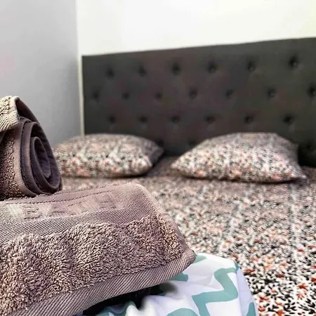 Parking + Piscine, Confort, Proche Aeroport & アパート *