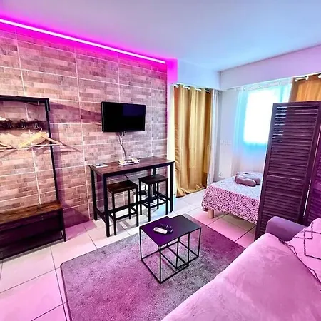 Parking + Piscine, Confort, Proche Aeroport & サン・ローラン・デュ・ヴァール