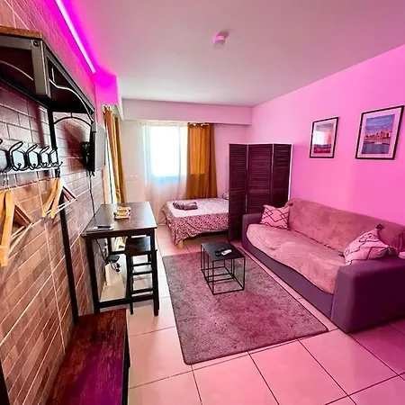 アパート Parking + Piscine, Confort, Proche Aeroport & サン・ローラン・デュ・ヴァール